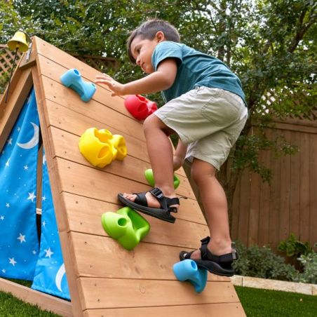 Tente en bois avec mur d'escalade