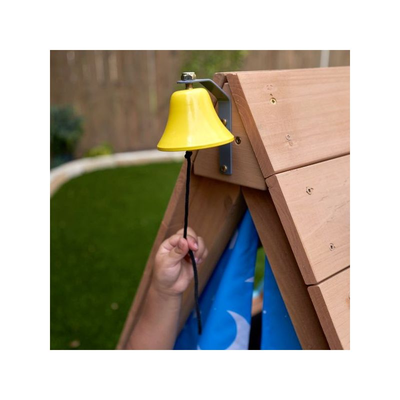 Tente en bois avec mur d'escalade